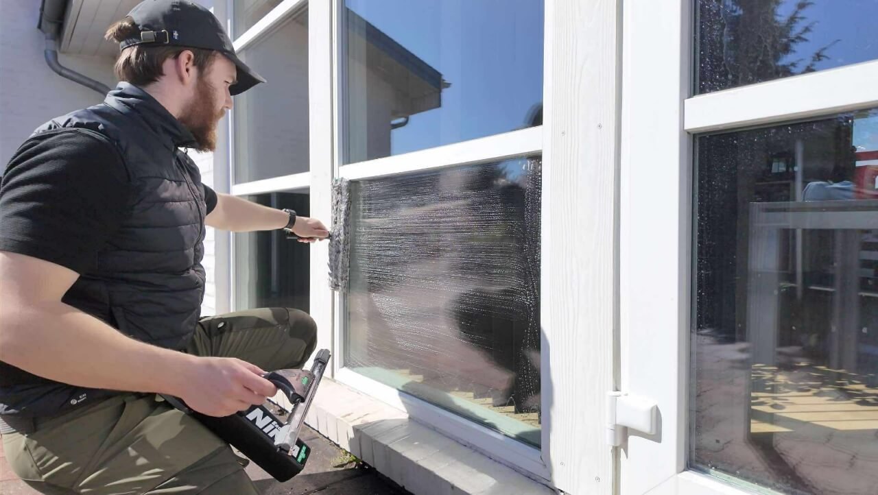 Jakob i gang med professionel vinduespudsning