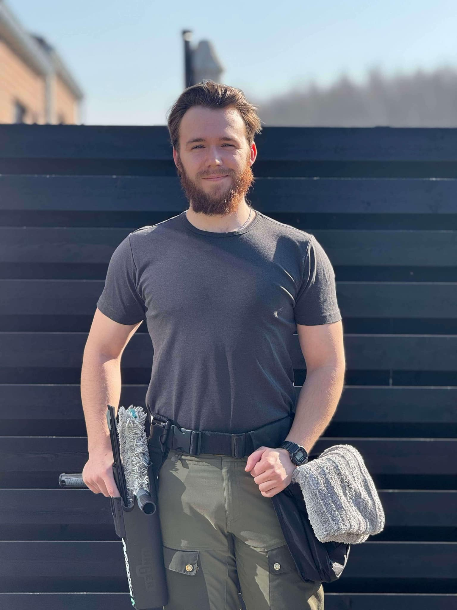 Jakob med professionelt vinduespudser-udstyr